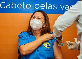 Covid-19: Ministro anuncia dose de reforço para profissionais de saúde