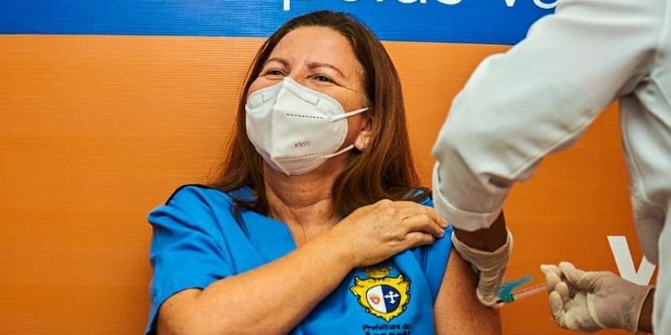 Covid-19: Ministro anuncia dose de reforço para profissionais de saúde