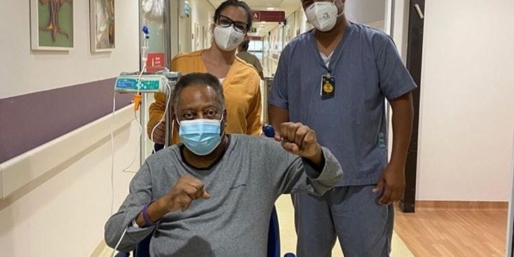 Estou dando socos no ar em comemoração a cada dia melhor, posta Pelé