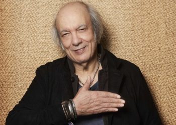 Erasmo Carlos deixa hospital após internação por Covid e defende vacina