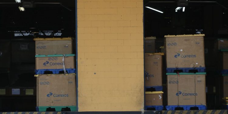 Correios vão leiloar de sapatos, panelas a computadores e contadores de moedas