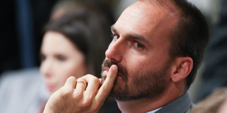 Eduardo Bolsonaro e ministra Tereza Cristina recebem diagnóstico de Covid