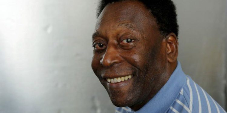 Pelé faz cirurgia para retirada de tumor no cólon