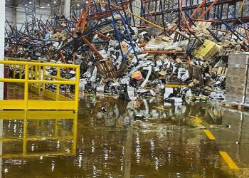 VÍDEO: estoque da Ypióca desaba e deixa dois funcionários feridos