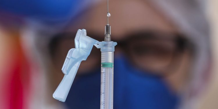 Empresa que intermediou contrato de vacina é alvo de operação da PF