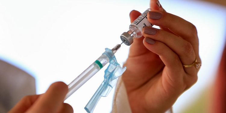 Covid-19: Brasil tem 21,2 milhões de casos e 590,5 mil mortes