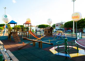Governo do Ceará inaugura brinquedopraça e academia ao ar livre em Acarape e Palhano
