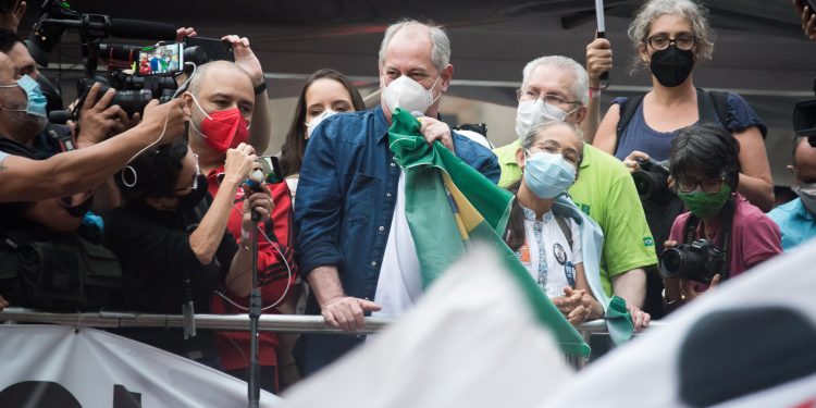 Brasil é maior que fascismo travestido de vermelho ou de verde e amarelo, diz Ciro