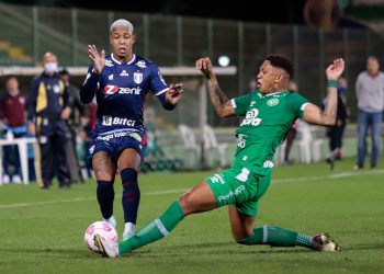 Com gol no fim e confusão, Fortaleza vence Chapecoense e cola no Flamengo