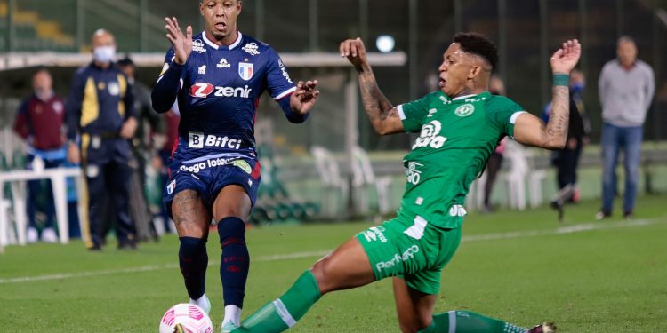 Com gol no fim e confusão, Fortaleza vence Chapecoense e cola no Flamengo