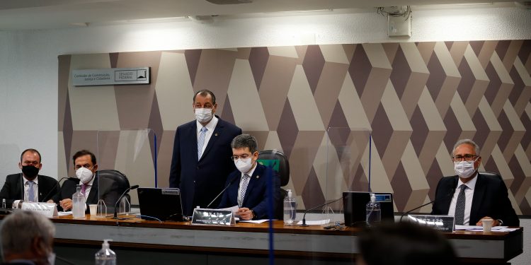 Ministério da Saúde anunciou retirada da pauta de parecer sobre cloroquina antes de comissão deliberar, afirma membro