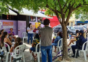 Ônibus Lilás leva assistência social e psicológica para mulheres de 11 municípios do Ceará