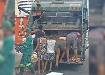 Pessoas procuram comida em caminhão de lixo em Fortaleza