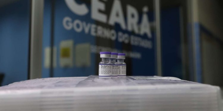 Mais de 143 mil doses da Pfizer chegam ao Ceará para aplicação da segunda dose
