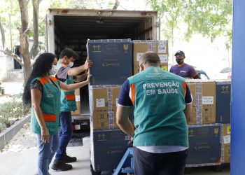 Remessa com 186 mil doses de vacina contra Covid-19 chega ao Ceará
