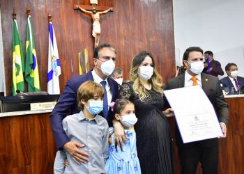 Ceará: Primeira-dama Onélia Santana recebe título de cidadã de Fortaleza em reconhecimento ao trabalho voltado para a infância