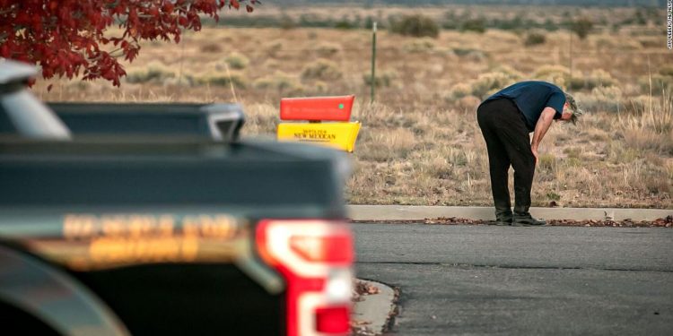 Ator Alec Baldwin cita choque e tristeza após matar acidentalmente colega em set de filmagens