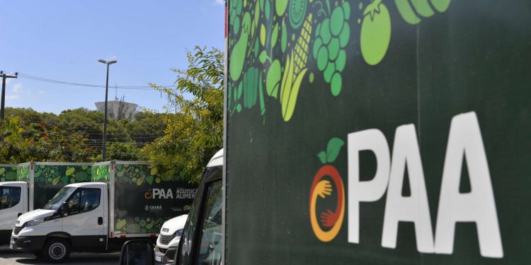 Governo do Ceará entrega 24 caminhões para transportar produtos do Programa de Aquisição de Alimentos