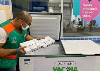 Camilo Santana anuncia chegada de novas doses de AstraZeneca e Pfizer no Ceará