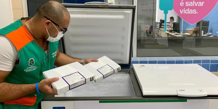 Camilo Santana anuncia chegada de novas doses de AstraZeneca e Pfizer no Ceará