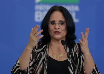 Damares diz que governo vai anunciar programa de distribuição de absorventes nos próximos dias