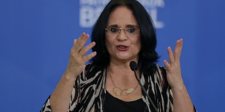 Damares diz que governo vai anunciar programa de distribuição de absorventes nos próximos dias