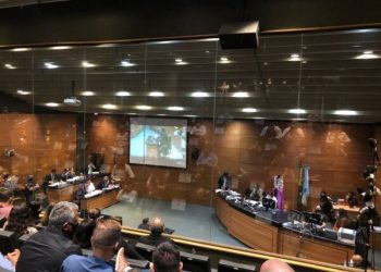 ‘Isso aqui não é CPI’, diz juíza durante discussão em audiência do caso Henry