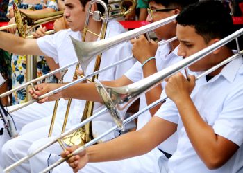 Governo do Ceará entrega mais de 2.700 instrumentos musicais e acessórios para incrementar 60 bandas municipais
