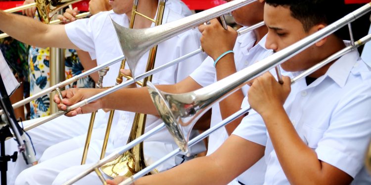 Governo do Ceará entrega mais de 2.700 instrumentos musicais e acessórios para incrementar 60 bandas municipais