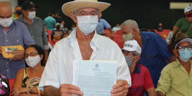 Agricultores de Morada Nova contemplados com 274 títulos de propriedade rural