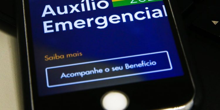 Trabalhadores nascidos em abril podem sacar auxílio emergencial