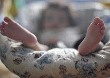 Pandemia teve impactos diretos para bebês e crianças, diz estudo