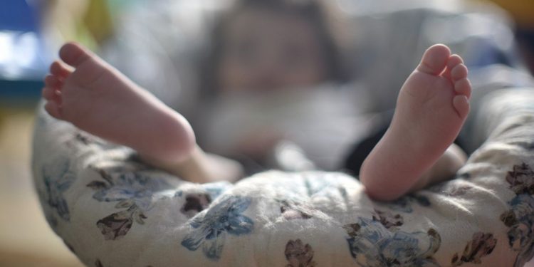 Pandemia teve impactos diretos para bebês e crianças, diz estudo