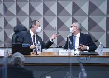 Renan cede e tira de relatório da CPI da Covid acusações de genocídio e homicídio contra Bolsonaro