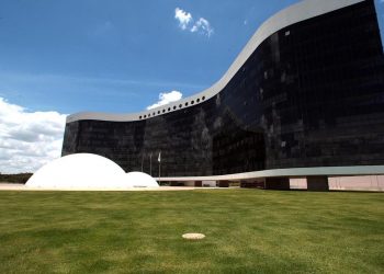 TSE retoma julgamento de ação que pede cassação da chapa presidencial