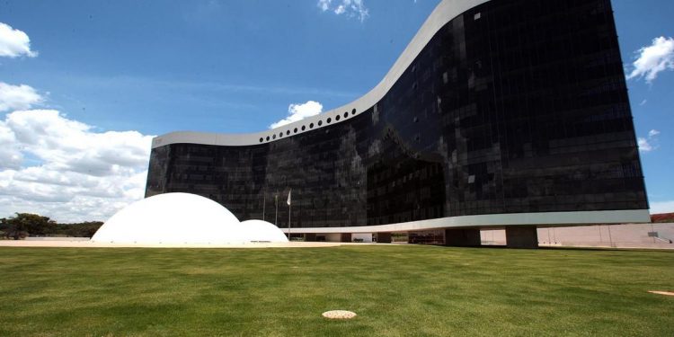 TSE retoma julgamento de ação que pede cassação da chapa presidencial