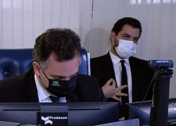 Juiz absolve assessor de Bolsonaro acusado de fazer gesto racista no Senado