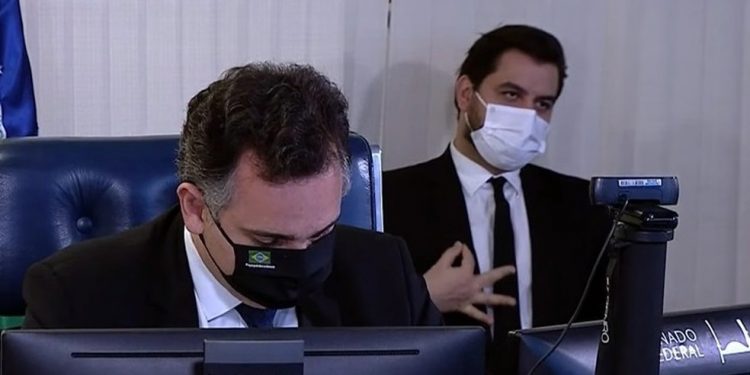 Juiz absolve assessor de Bolsonaro acusado de fazer gesto racista no Senado