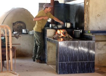 Com alta do gás e de alimentos, especialistas orientam como economizar