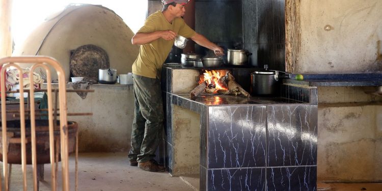 Com alta do gás e de alimentos, especialistas orientam como economizar