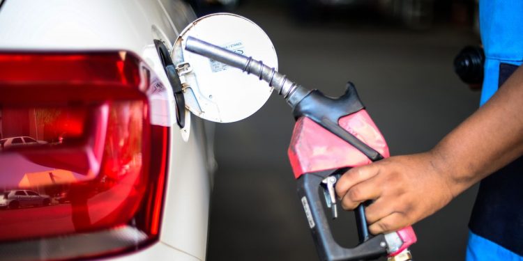 Presidente discute preço dos combustíveis com Câmara e Economia