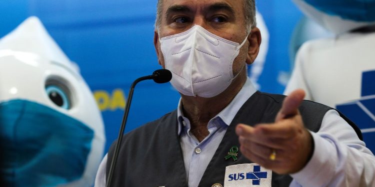População estará imunizada contra covid até o fim do ano, diz ministro