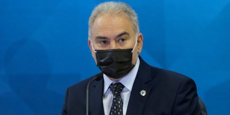 Queiroga retorna ao Brasil após cumprir isolamento nos Estados Unidos