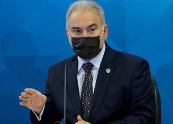 Ministro chega ao Brasil um dia após testar negativo para covid-19