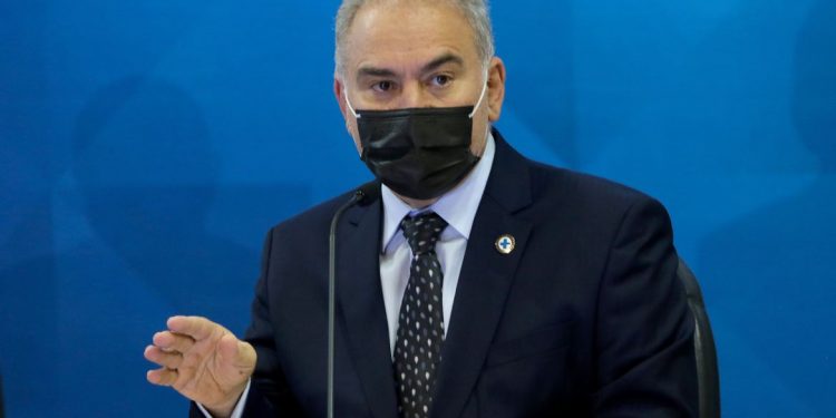 Ministro chega ao Brasil um dia após testar negativo para covid-19