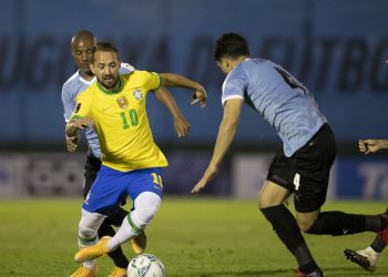 Seleção brasileira enfrenta Uruguai buscando virtual classificação para Copa