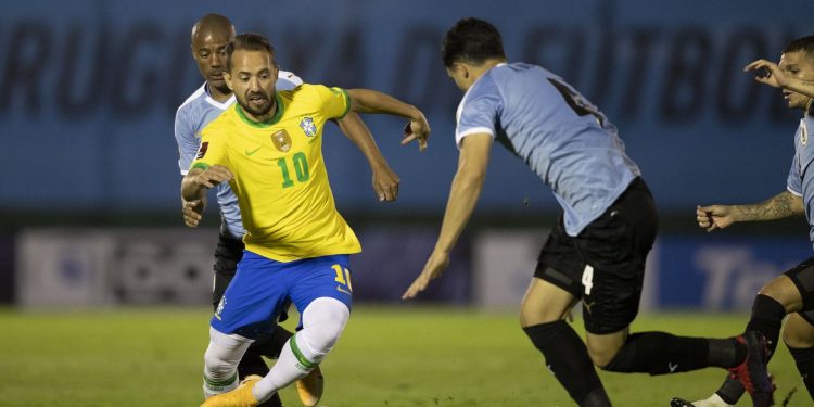 Seleção brasileira enfrenta Uruguai buscando virtual classificação para Copa