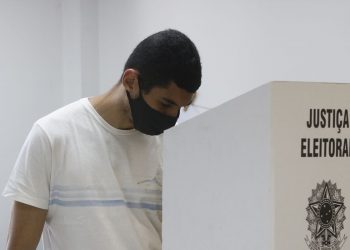 Especialistas sugerem fiscalização extra nas urnas eletrônicas para combater fake news