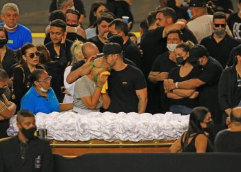 Família e famosos chegam ao velório de Marília Mendonça