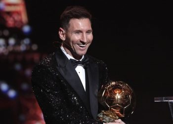 Messi amplia recorde e ganha 7ª Bola de Ouro da carreira